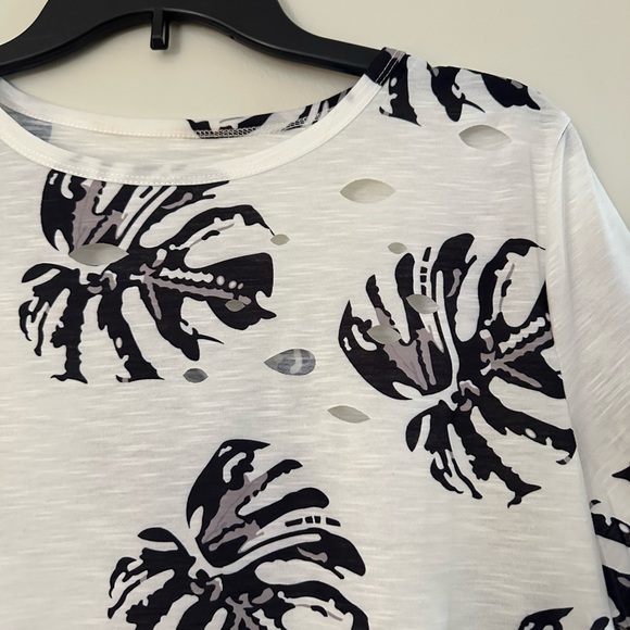 NWOT Boutique Tee - Size Medium - Picture 3 of 6